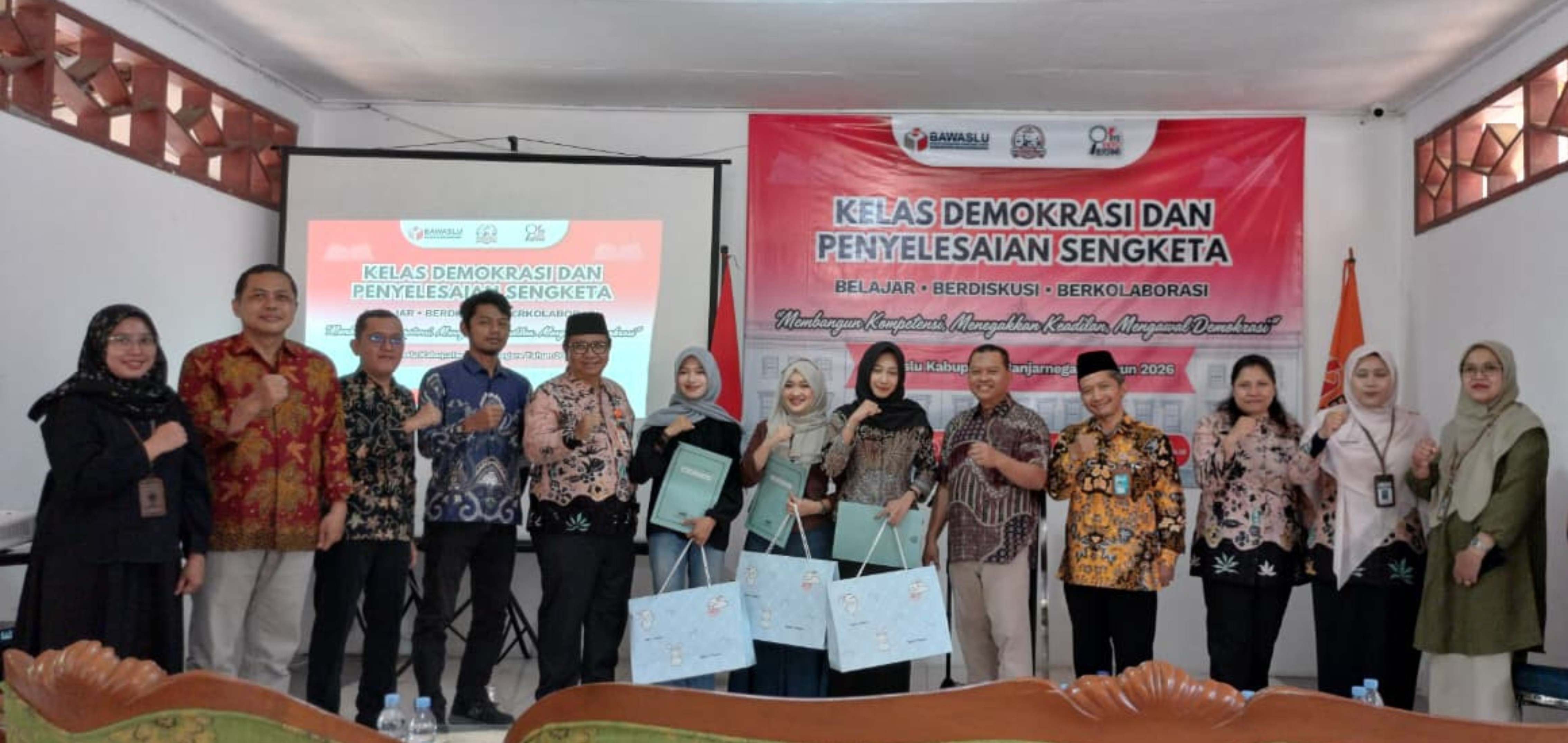 Penutupan Kelas Demokrasi Dan Penyelesaian Sengketa Di Bawaslu Kabupaten Banjarnegara Sebagai Bentuk Implementasi Kerjasama Antara STIE TAMBARA Dengan Bawasu