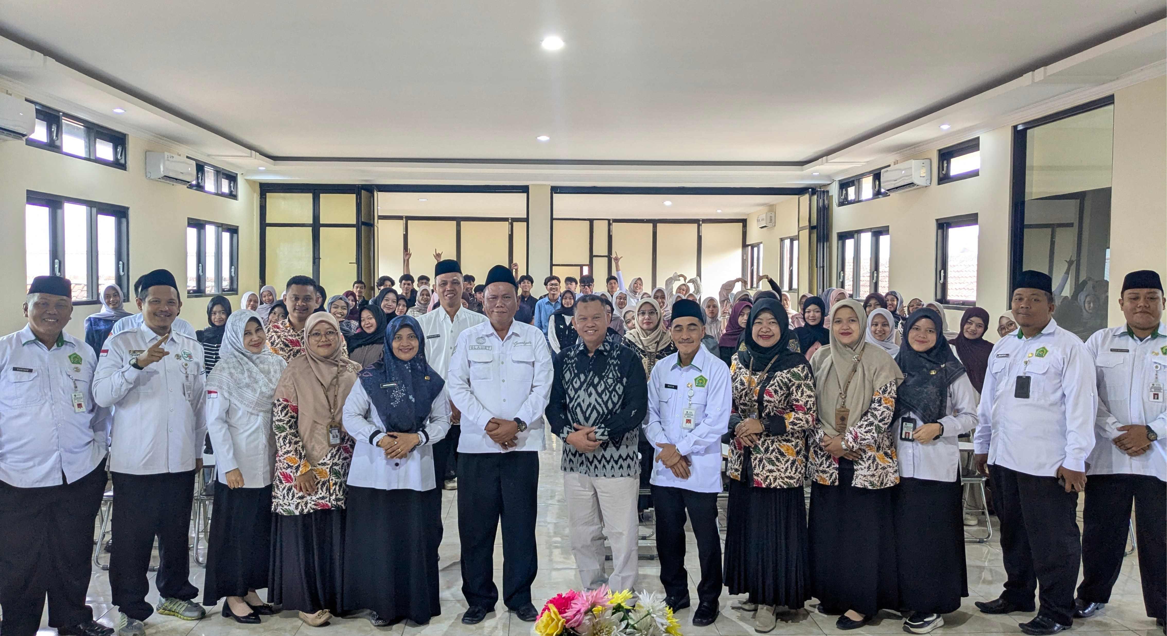 Kantor Kementerian Agama Kabupaten Banjarnegara Melalui Para Penyuluh Agama Islam KUA Banjarnegara Melakukan Kegiatan Bimbingan Remaja Usia Nikah (BRUN) Bersama Mahasiswa STIE TAMBARA